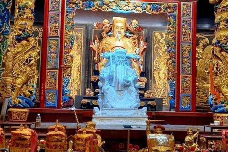 如何给财神爷上贡品？上几盘？每盘几个？多长时间呢？