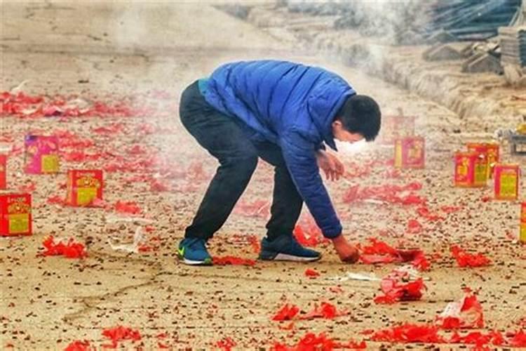 梦见别人放鞭炮就要炸到我