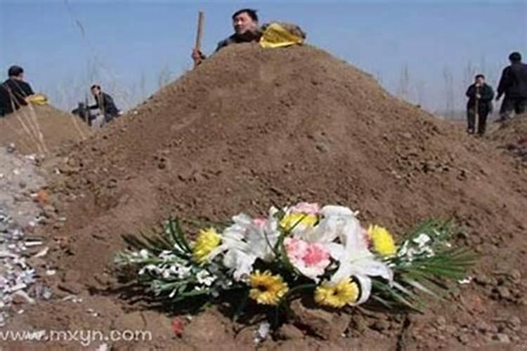 梦见坟地上睡觉什么意思？