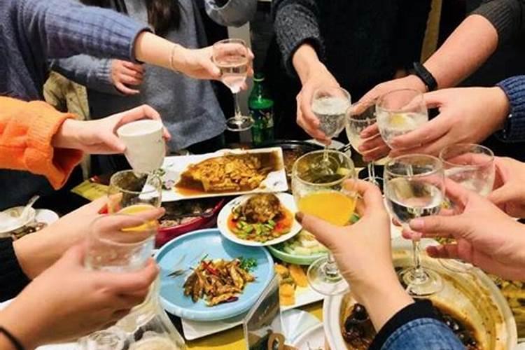 梦见自己和很多人吃饭预示什么