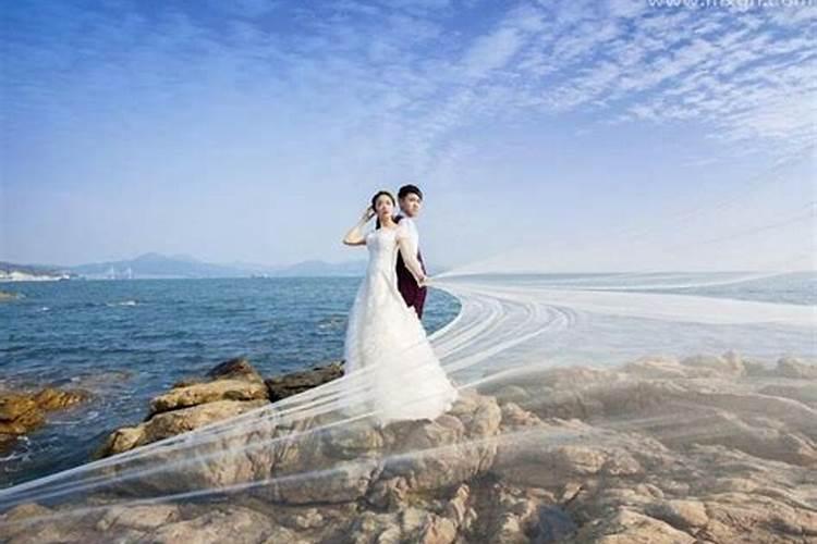 白天和婆婆干架晚上梦见她穿婚纱？