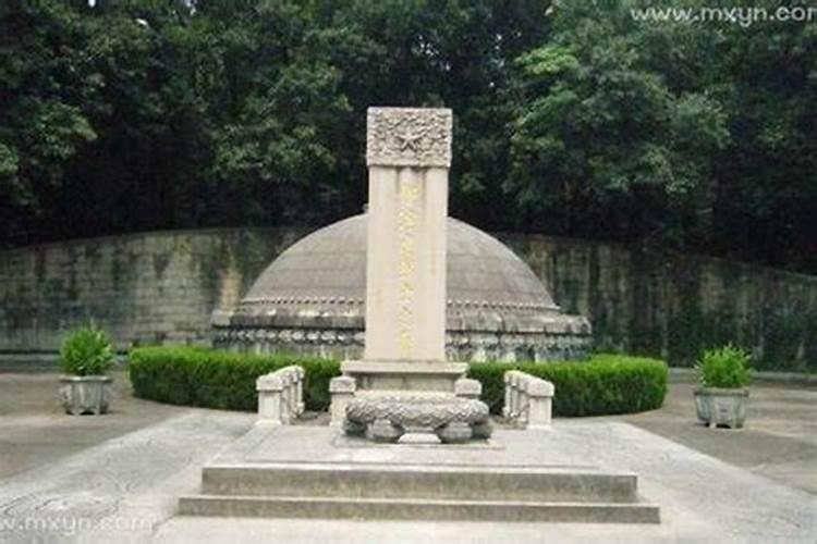 梦到迷路到了墓地 看到好多墓碑和坟头 是什么意思？