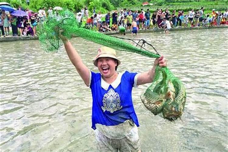 梦见在鱼塘里游泳抓住大鱼的预兆