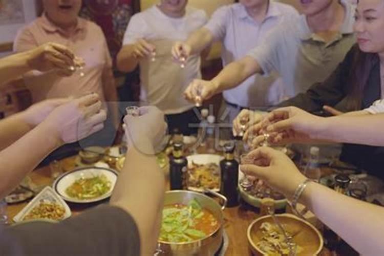 梦到好多人吃饭是什么意思？