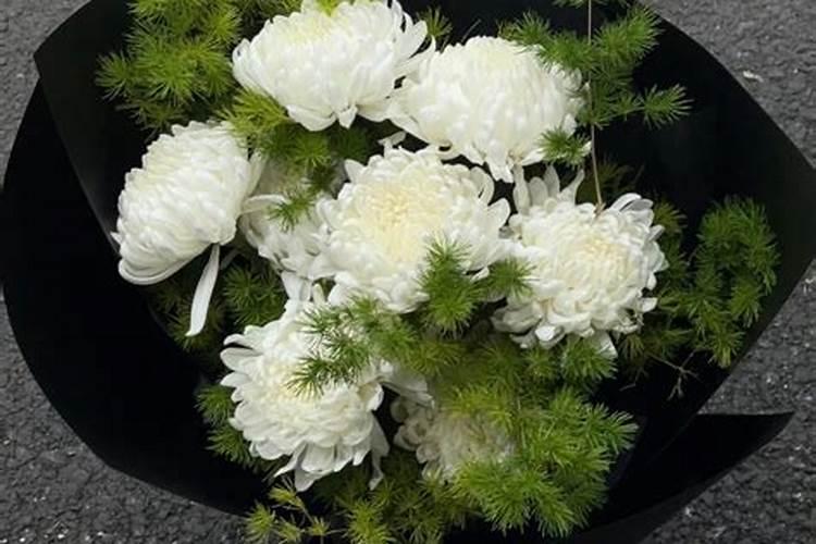 给老人上坟买几朵花(去坟前祭奠老人摆花买什么鲜花)