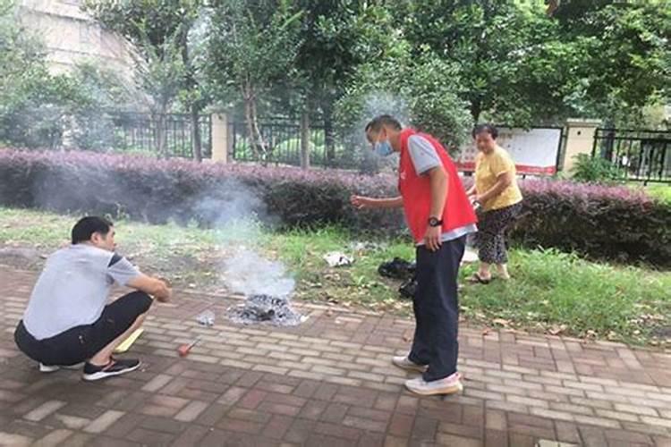 在中元节都能看到很多人在十字路口烧纸,为什么要在十字路口烧纸？