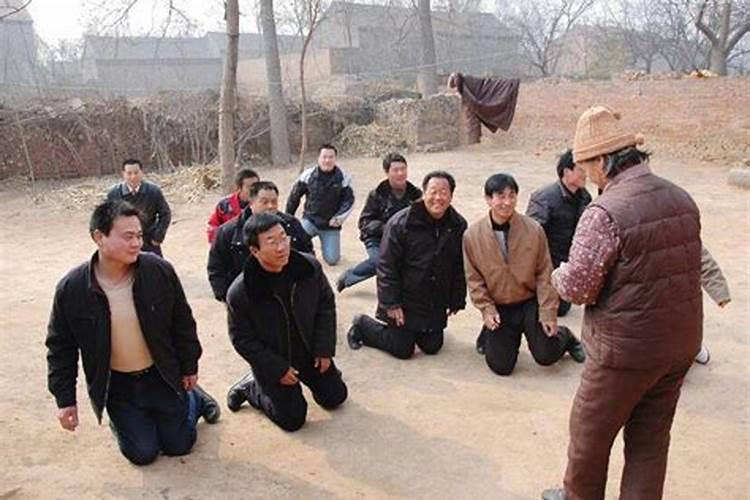 梦见别人磕头下跪是什么意思？