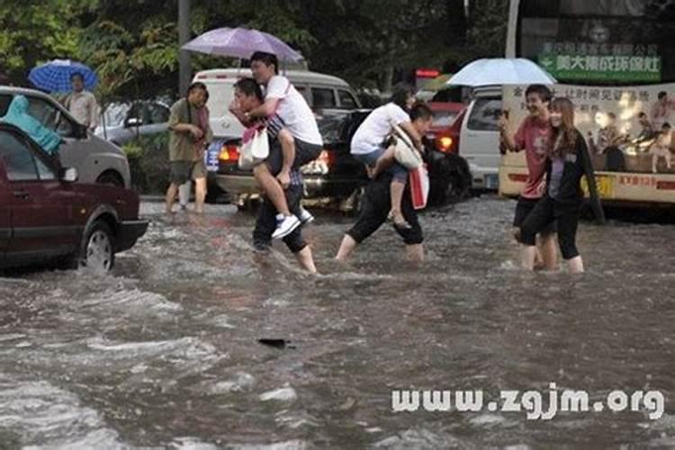 梦见决堤发洪水被困的预兆