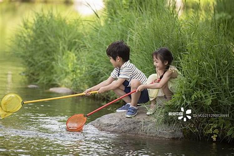 梦见本人带小孩在水里玩
