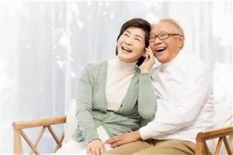 梦见和死过的人拉手说话的预兆