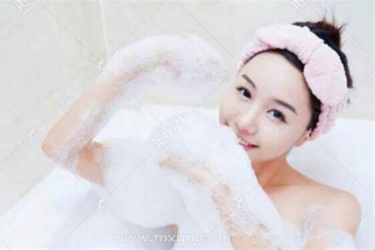 梦见男人洗澡什么意思梦见男人洗澡有哪些预示