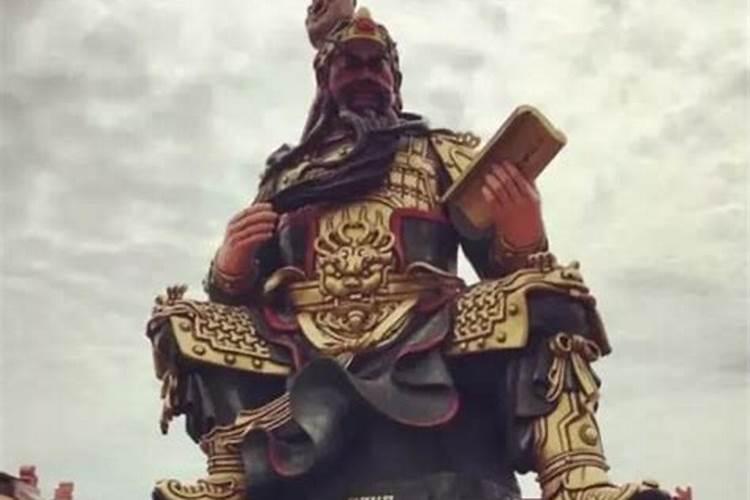 家里有个关公,我也不是太懂,每天都要上香还是到初一十五？