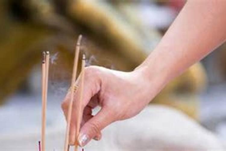 中元节上坟需要什么贡品 中元节祭拜带哪些祭品