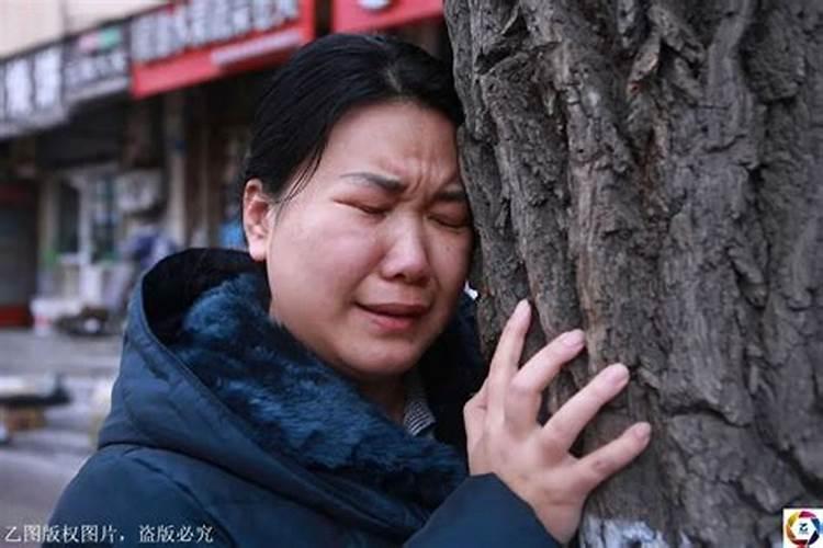 梦见去世的妈妈跟我抱在一起哭的预兆
