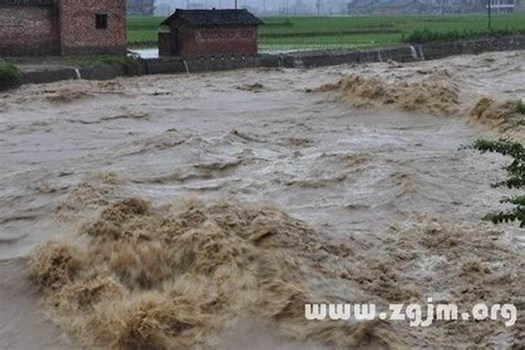 梦见暴雨涨水是什么意思？