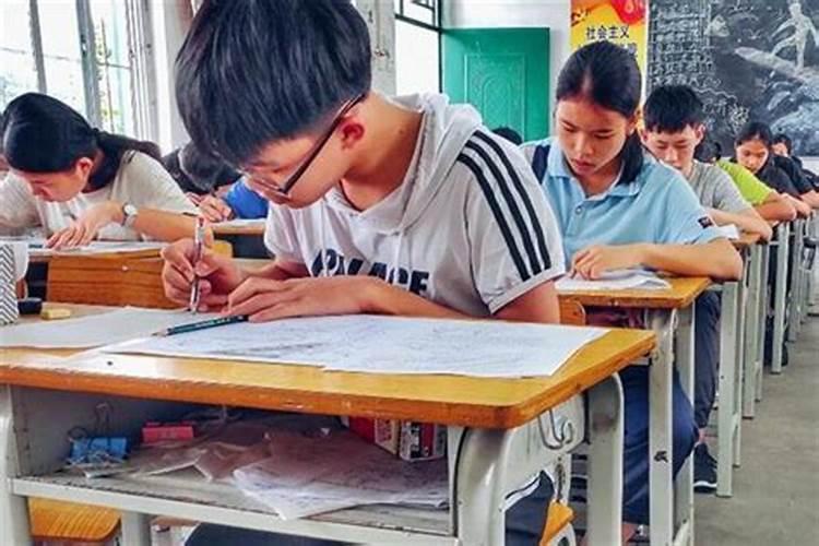梦见回到上学时考试的预兆