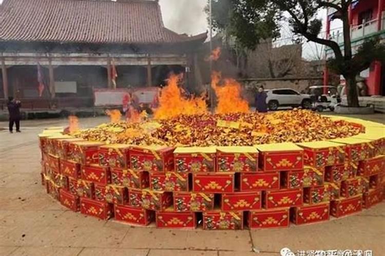 清明节烧纸是提前烧还是当天烧 老人去世第一年清明节烧纸提前还是当天...