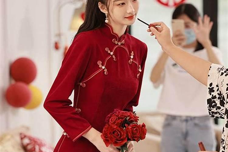 已婚女人梦见自己结婚还穿上了红色的礼服好不好