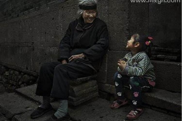 女人梦见跟已故爷爷奶奶说话是什么意思