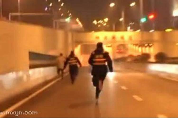 梦见蛇追人跑是什么意思？