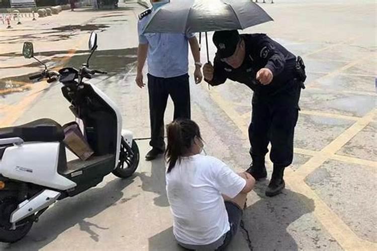 梦见骑摩托车载孕妇跌倒的预兆