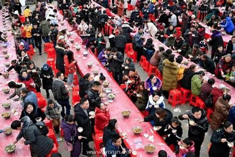 梦到很多人在一起吃饭是什么意思