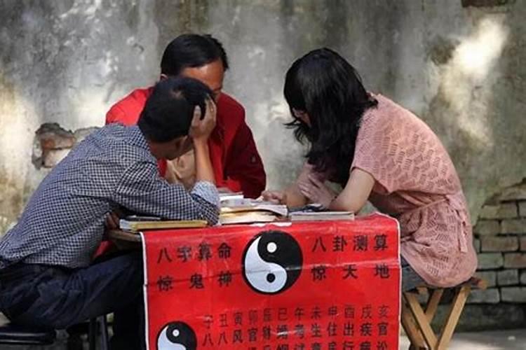 我已经结婚有孩子了,可是算卦的说我明年婚姻才落地。说我老公后年落地...