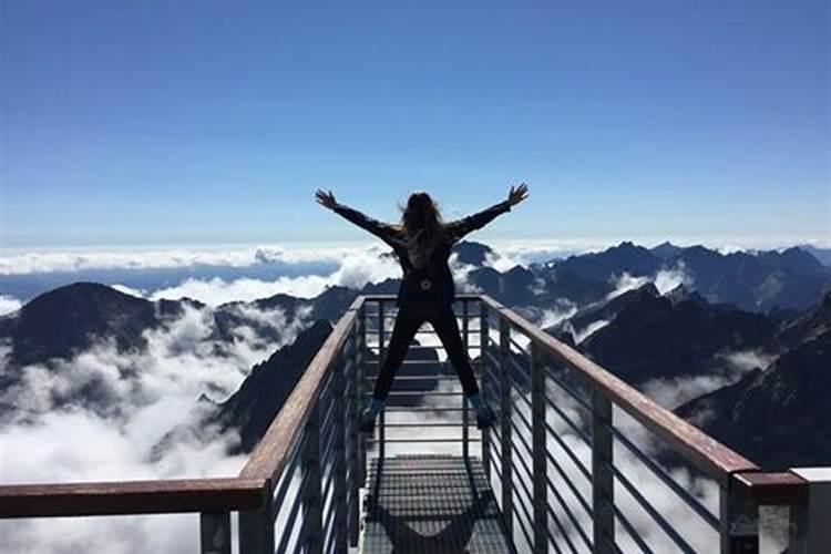 梦见自己在高处下不来很害怕什么意思 梦见高处下不来很害怕的含义