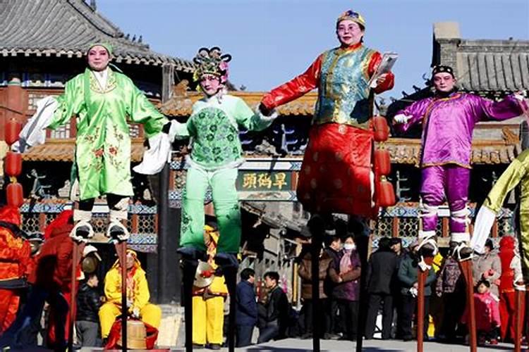 讲一讲过年你的家乡有哪一些和别的地方不一样的风俗？