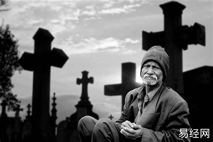 梦见与死去的老人交谈,