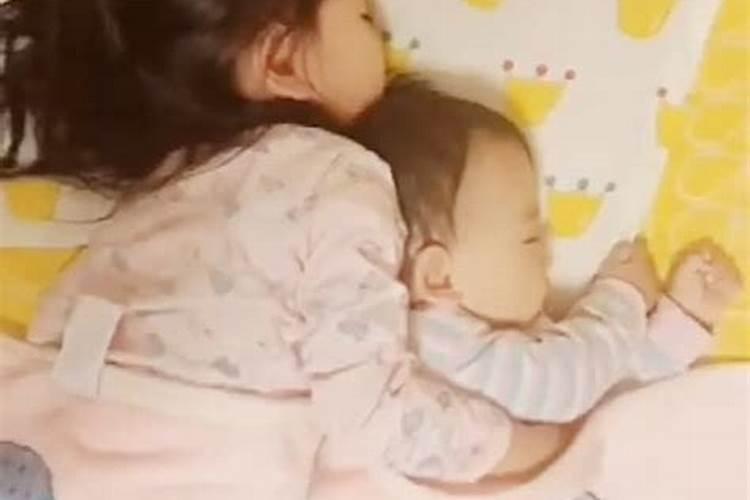...的妹妹复活了,然后被我抱在怀里(注:是梦见抱着活人,不是尸体...