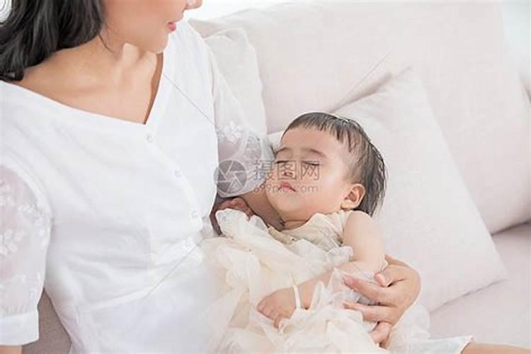 梦见被女得抱啊的预兆