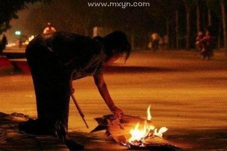 梦见鬼节看见可多人在烧纸,我还买寿衣