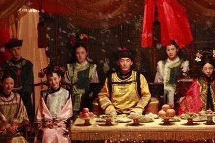 在清朝,皇帝通常在哪里过小年？回数字选择:1坤宁宫,2养心殿