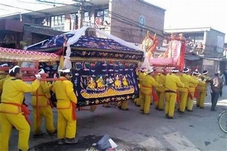 梦见走路碰到人家出殡而且是冷丧是什么意思？