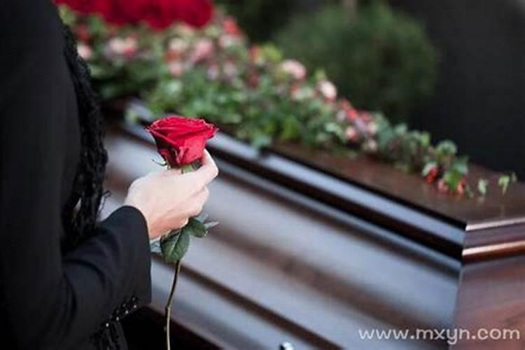 梦见已故的亲人在自己怀里死去的预兆