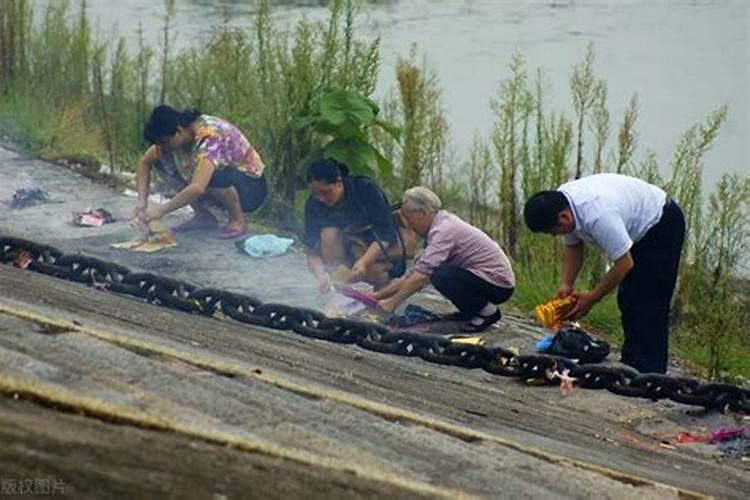 中秋节可以提前几天上坟？中秋节你带什么去坟墓