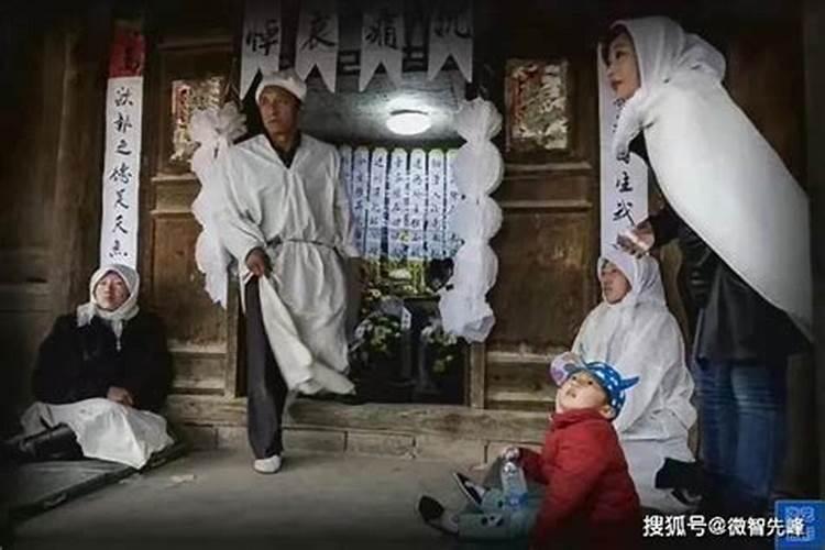 ...男的租了间房子里面棺材里有一个刚结婚死去的新娘,穿着婚纱,但身体...