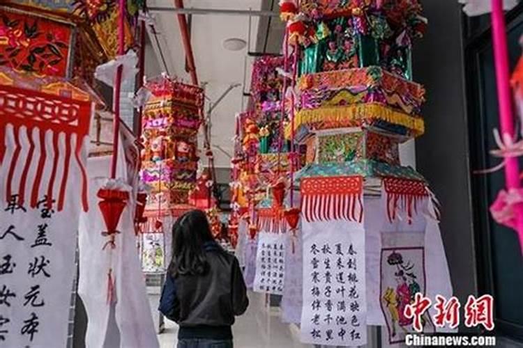 妹妹出嫁姐姐跑去楼顶,这是她人生中最后一次了,姐姐为何不能看妹妹出嫁...