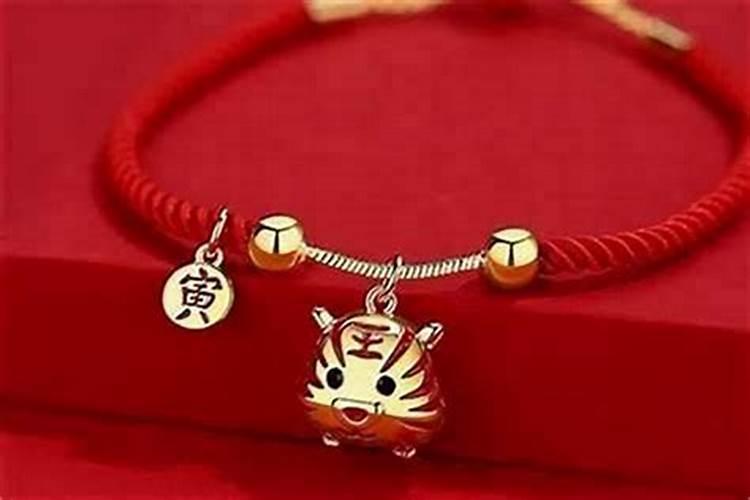 属虎女人戴什么首饰好本命年