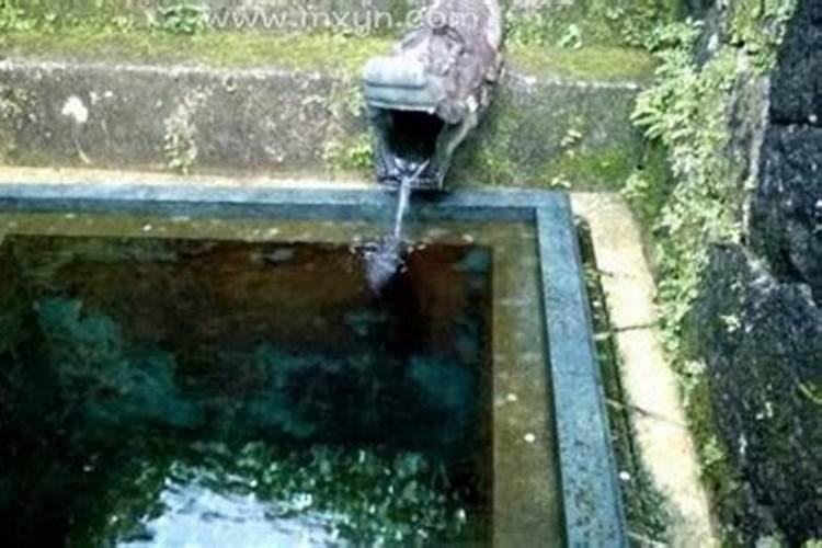 梦见墓地出泉水是什么意思？