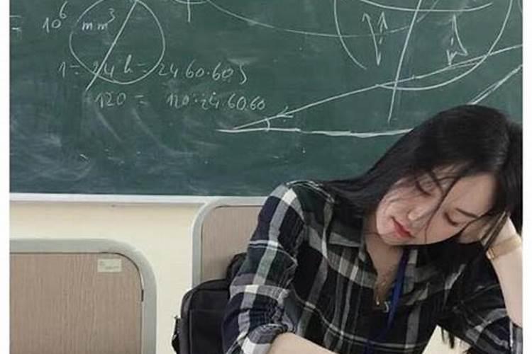 经常梦见美女历史老师说明什么？