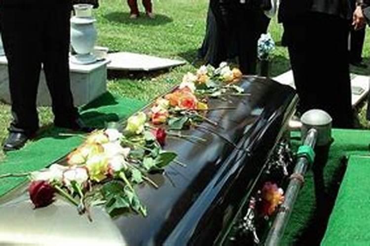 梦见女儿死了躺进了棺材