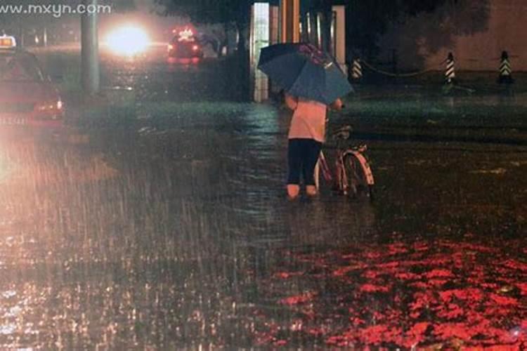 中年女人梦见下雨是什么意思 不同人中年女人梦见下雨梦境解析