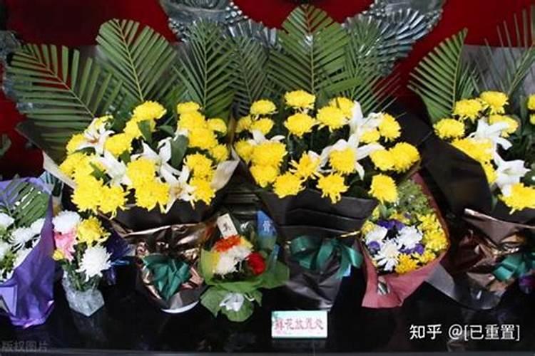 清明节上坟鲜花插在什么位置好