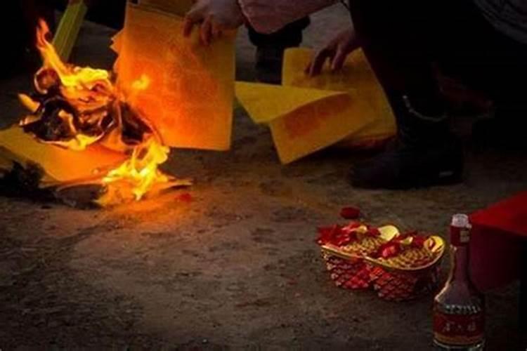 为什么中元节的时候人们要在十字路口烧纸啊？