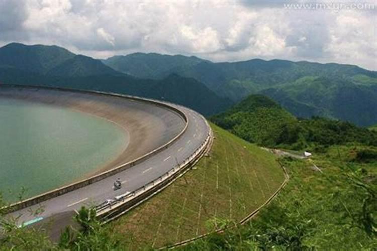 梦见水渠水很满