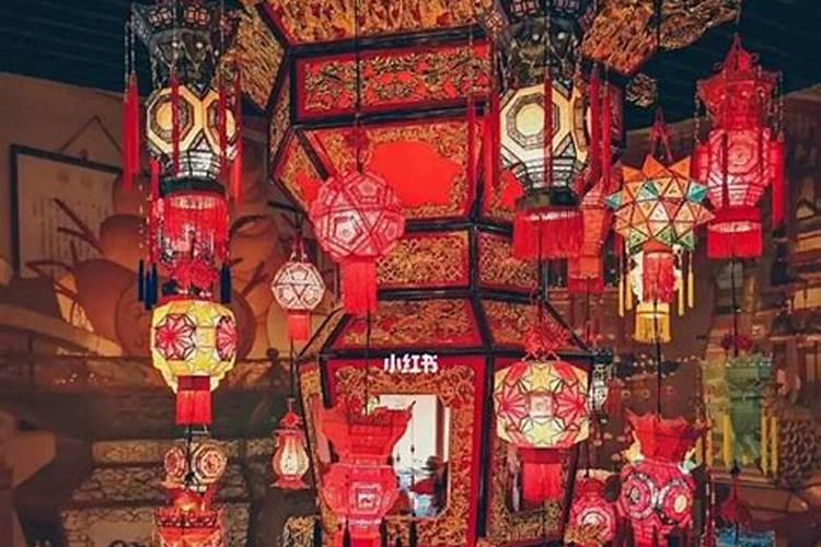 七月放莲花灯时是什么节日？