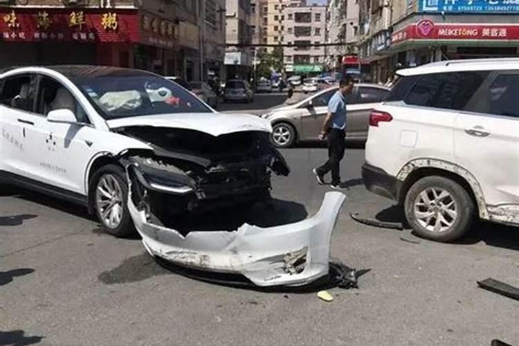 梦见车被别人开去撞坏的预兆