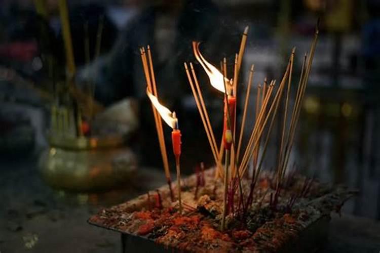 中元节上坟带什么贡品 中元节上坟摆什么贡品的呢